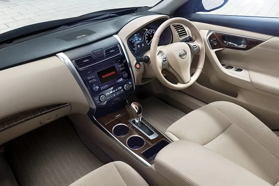Nissan Teana dashboard and front cabin