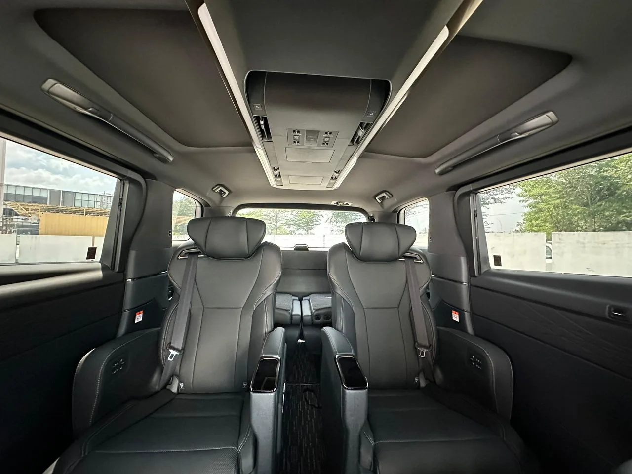 Toyota Alphard AGH40 cabin with captain seats