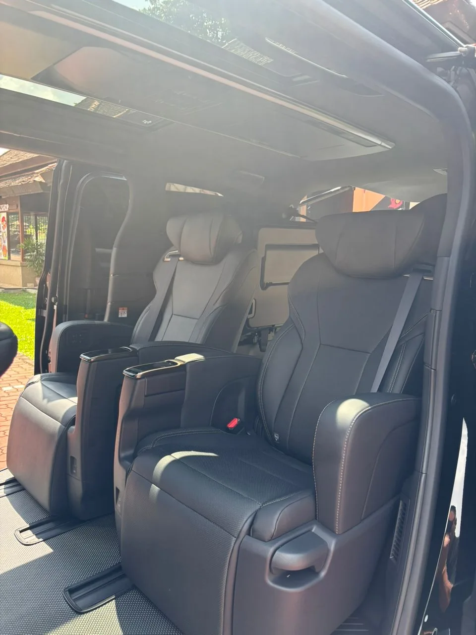 Toyota Alphard AGH40 captain seats through the open sliding door