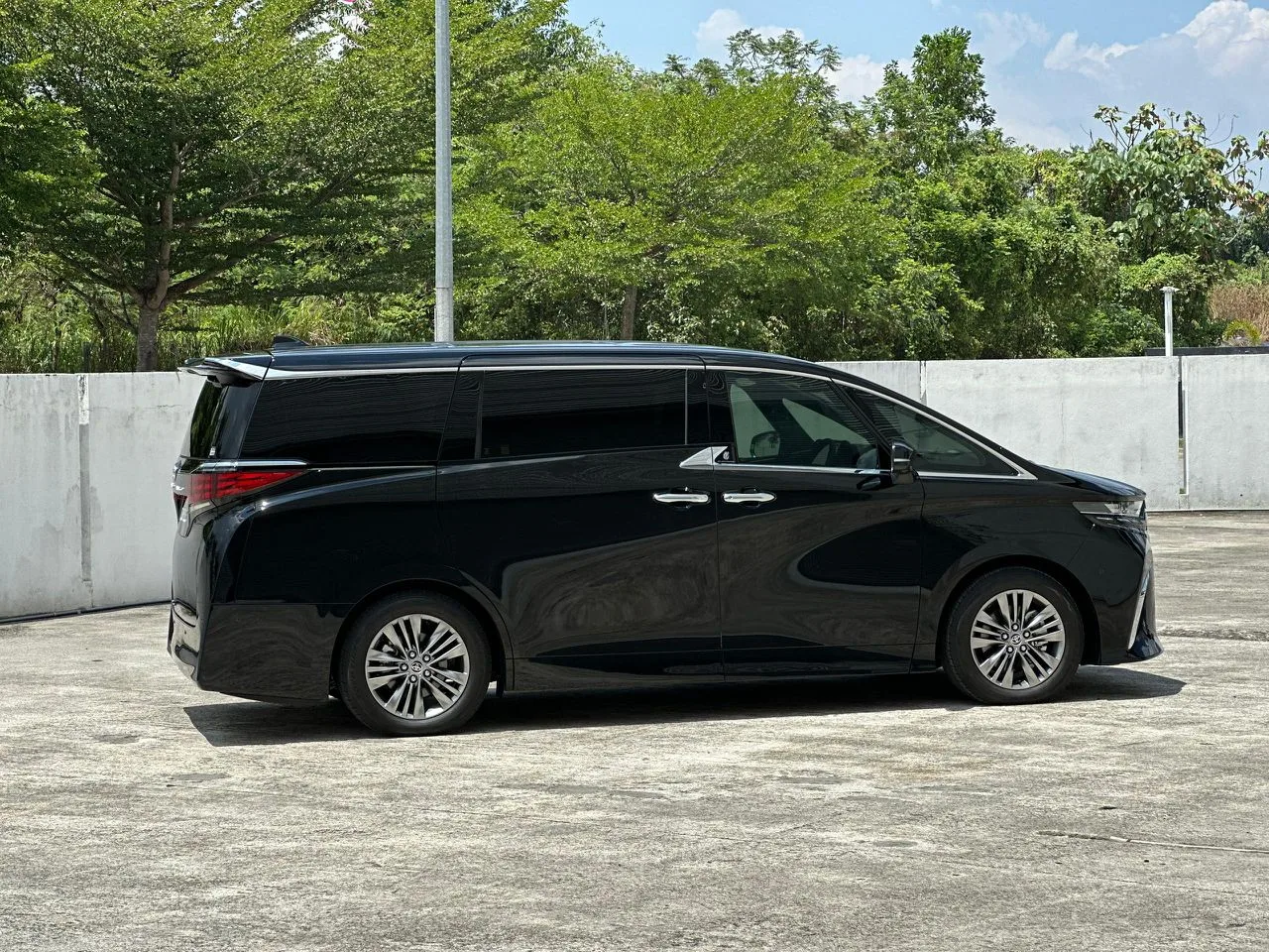 Black Toyota Alphard AGH40, side profile